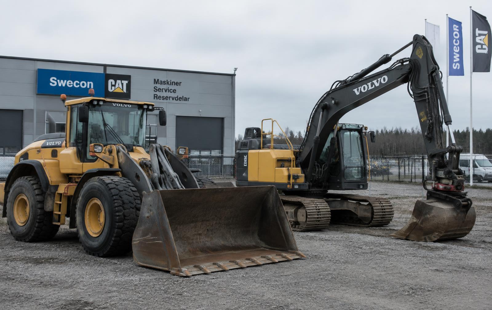 Begagnad hjullastare och grävmaskin på en maskinhandlares gård